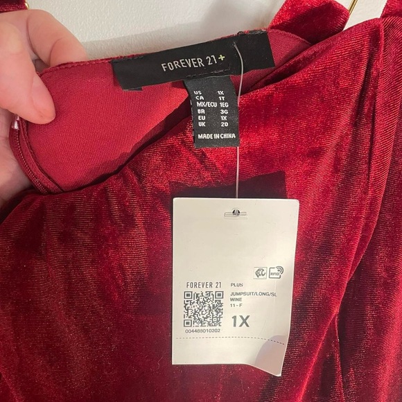 New with tags forever 21 plus red velvet jumpsuit - Picture 4 of 5